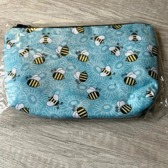 Bumble bee 🐝 cosmetic bag with matching keychain and ponytail. - Picture 9 of 9